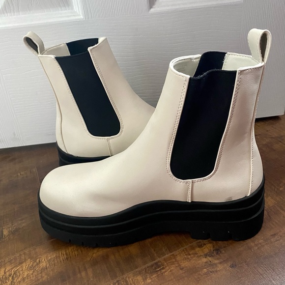 Off-White and Black Chelsea Boots - Picture 3 of 5